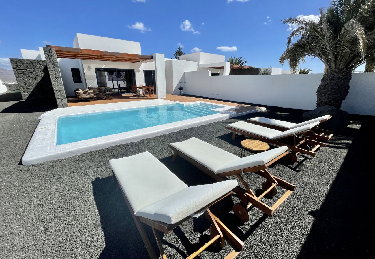 Terraza soleada en villa privada con piscina