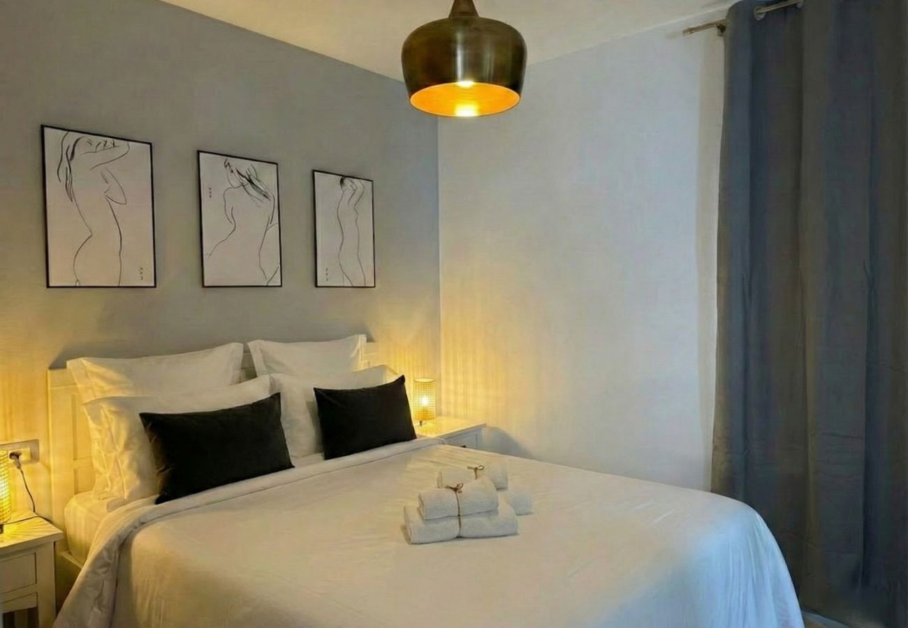 Cama doble con lámpara de techo moderna