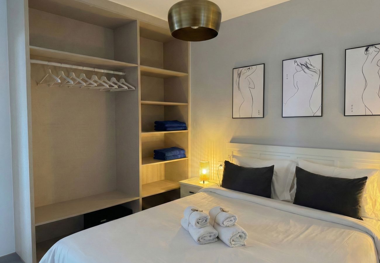 Armario abierto tipo vestidor en dormitorio