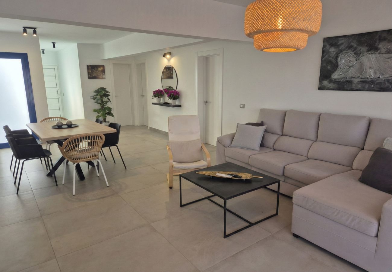 Mesa redonda con sillas de diseño