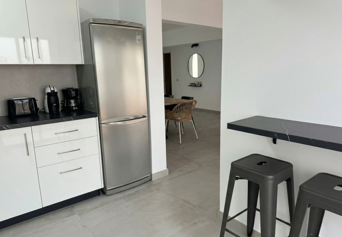 Barra de cocina con taburetes negros