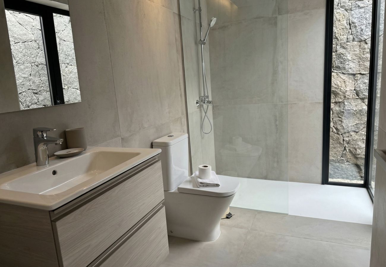 Lavabo blanco sobre mueble de madera