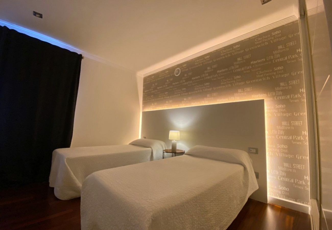 Estiloso dormitorio camas gemelas luces led villa vacacional