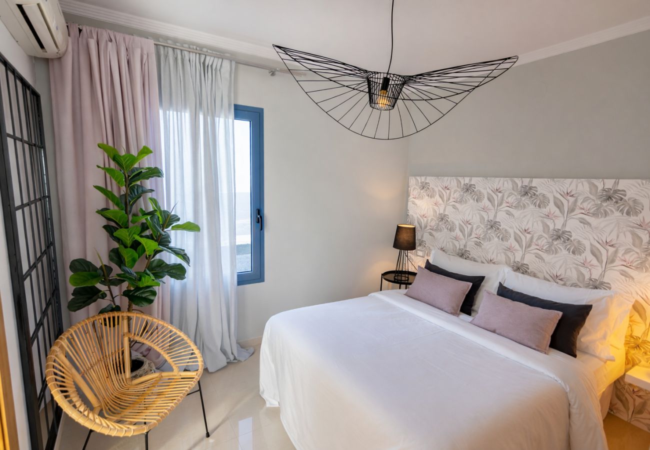 Habitación principal con cama doble en villa vacacional moderna