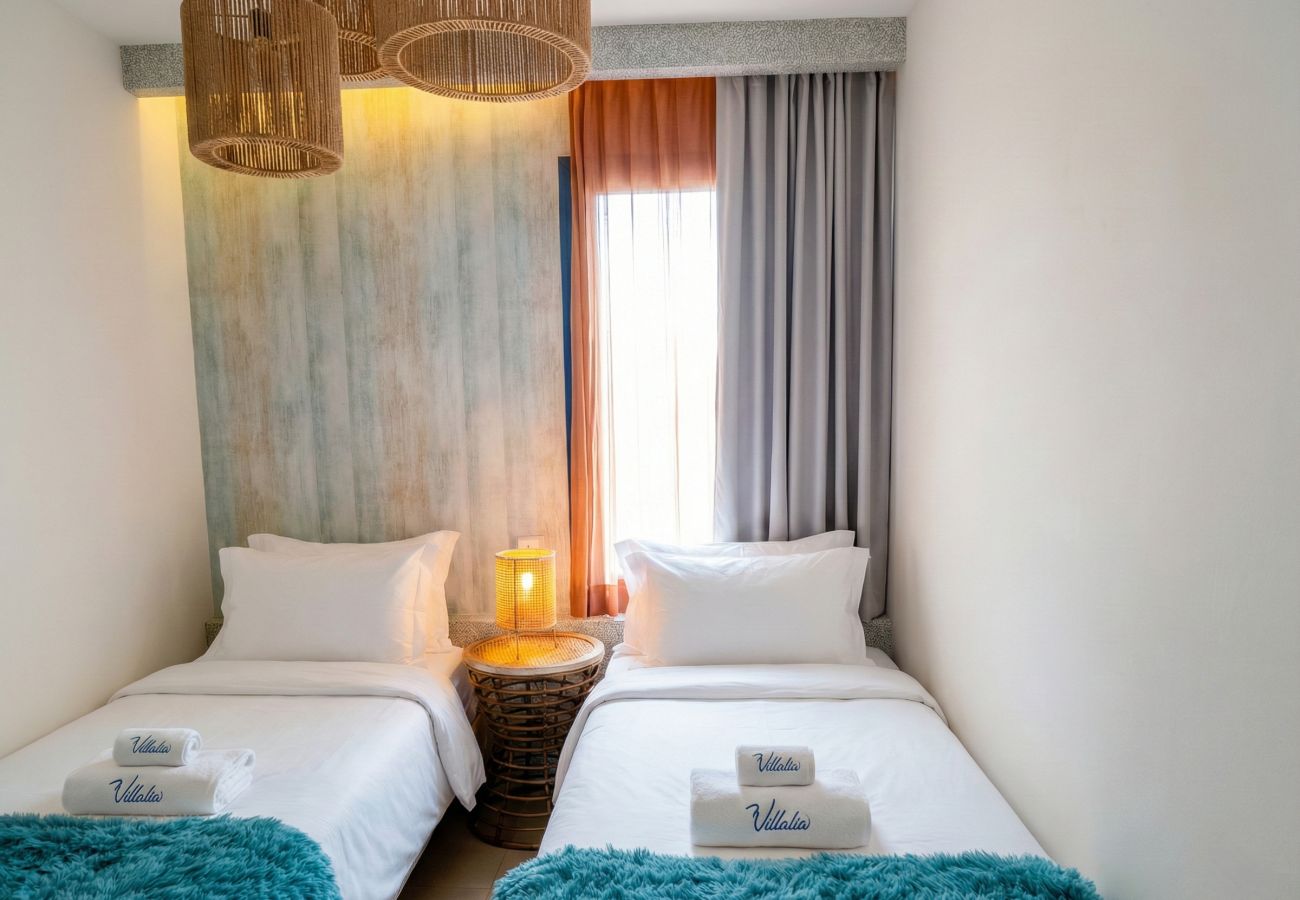 Habitación con dos camas individuales y gran ventana