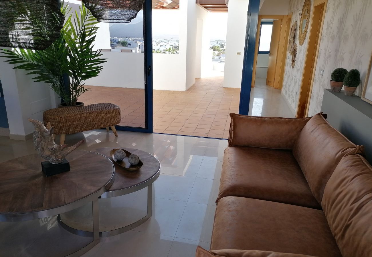 Mobiliario moderno en sala de estar en villa vacacional 