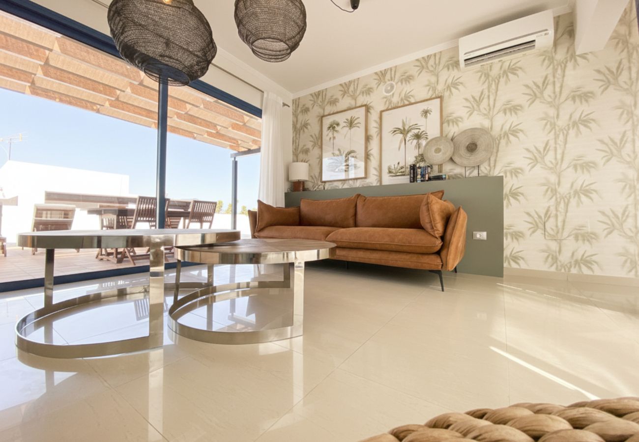 Vista frontal del salón con decoración moderna