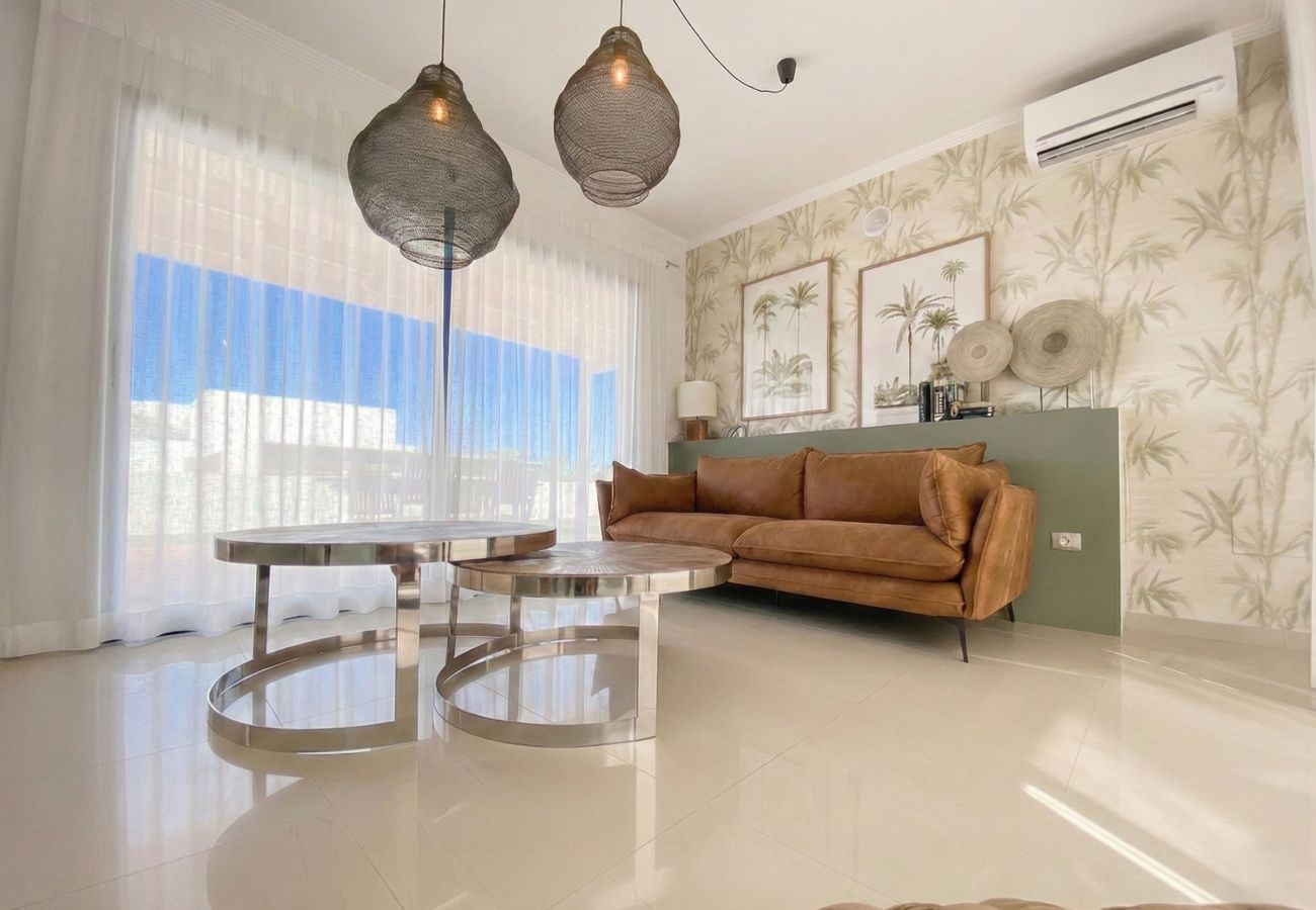 Vista frontal del salón con decoración moderna