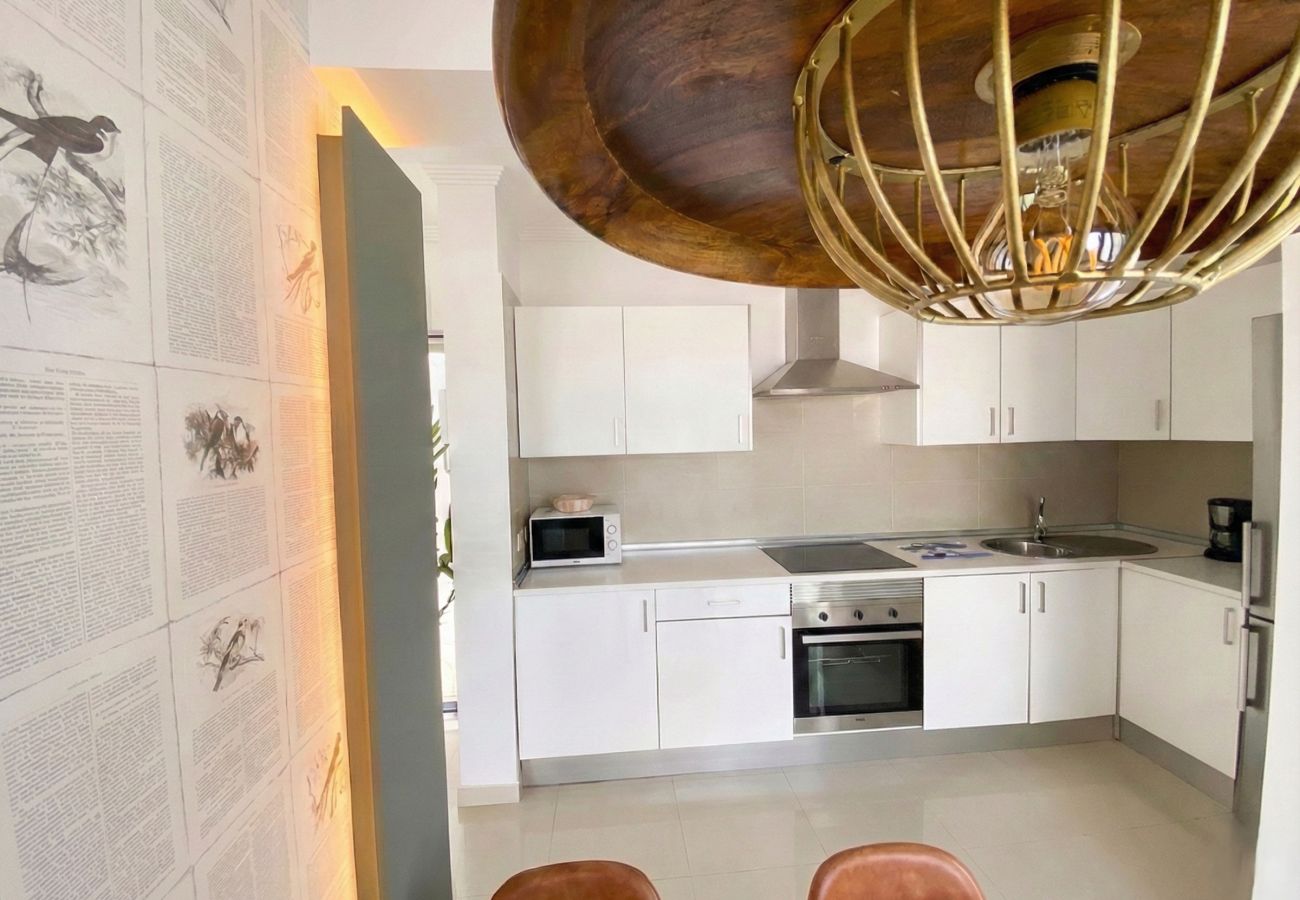 Vista frontal de cocina moderna con horno