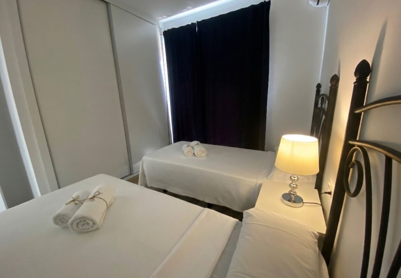 Vista frontal de las dos camas individuales