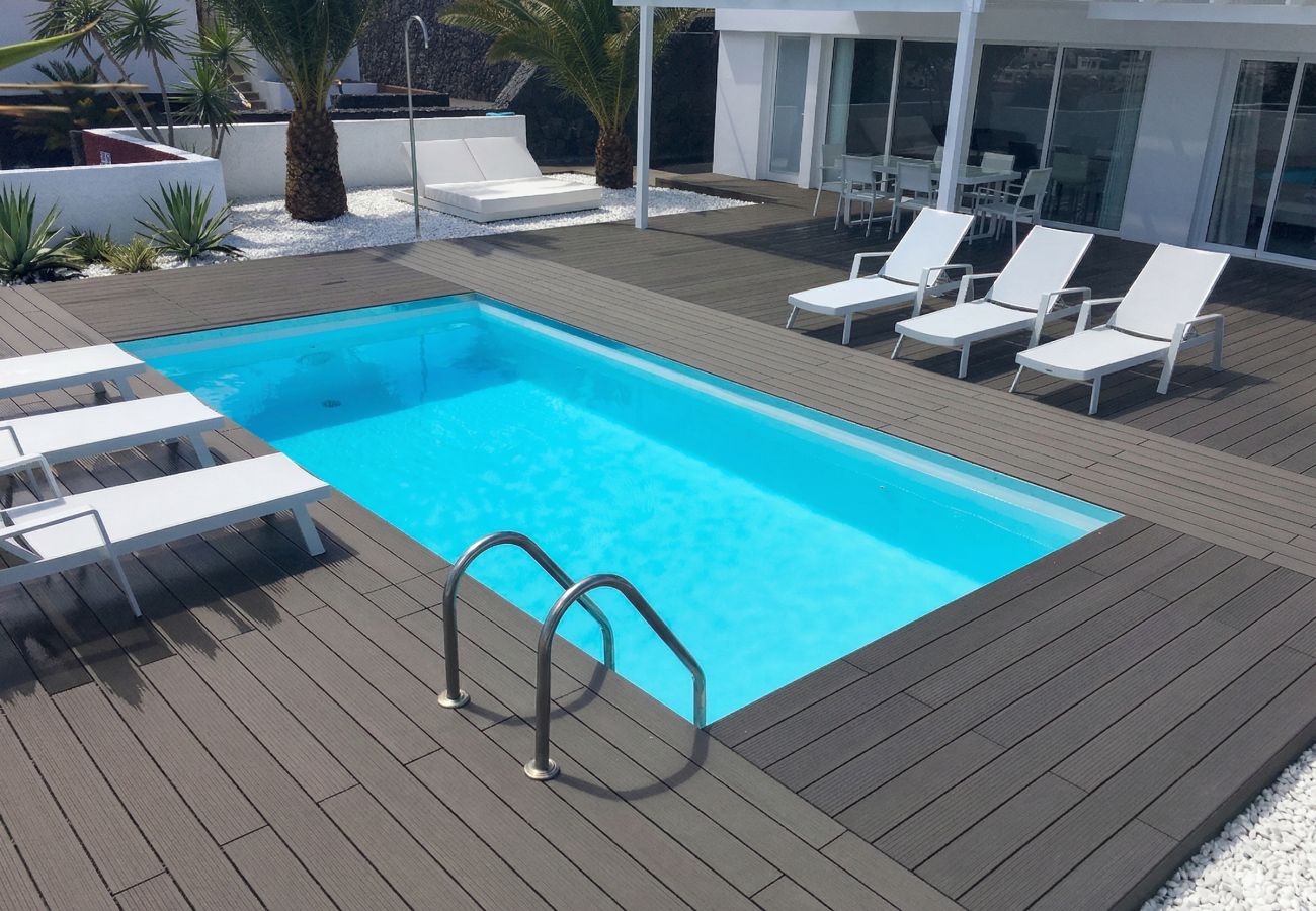 Vista elevada de la piscina y tumbonas