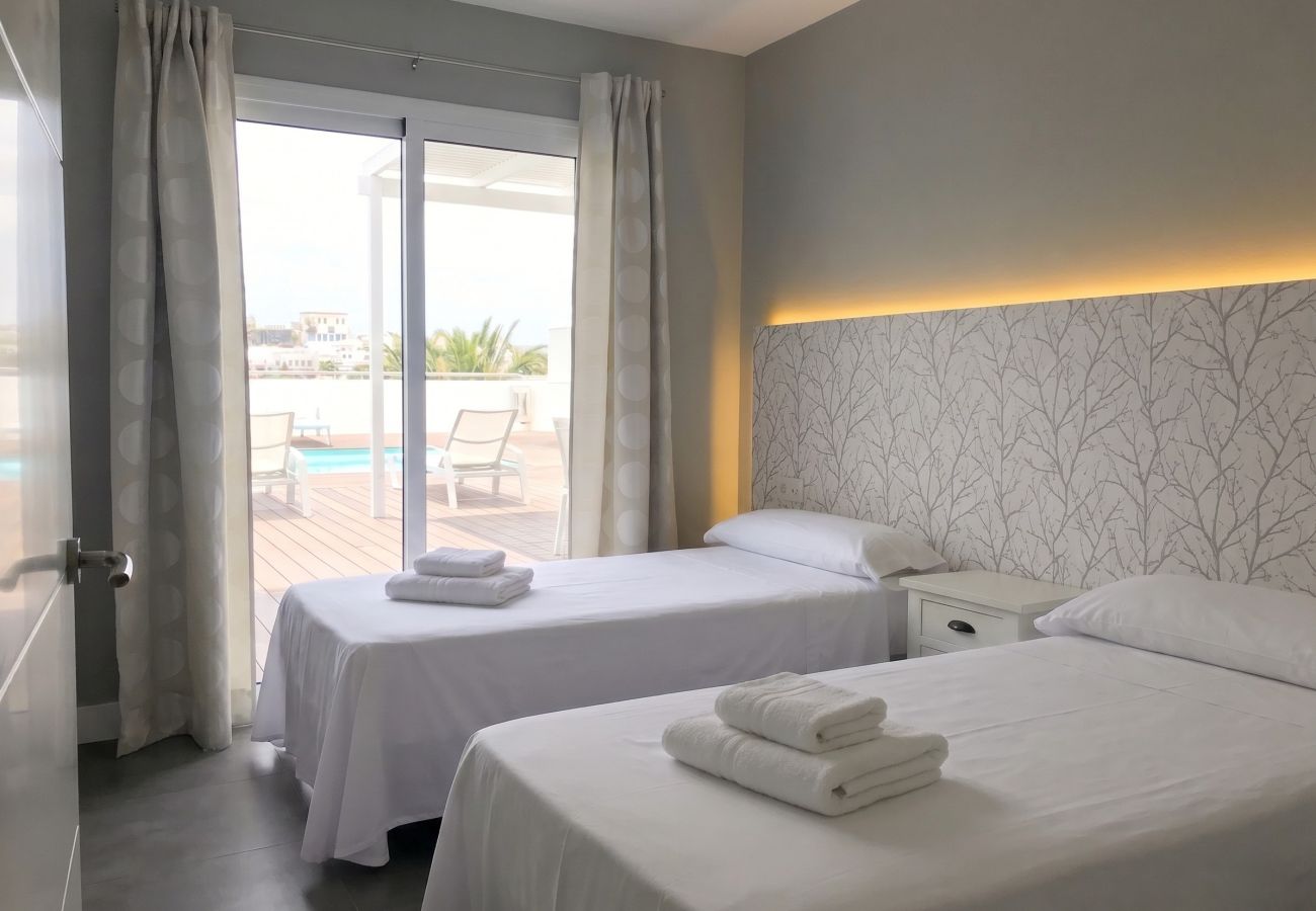 Camas individuales junto a ventana