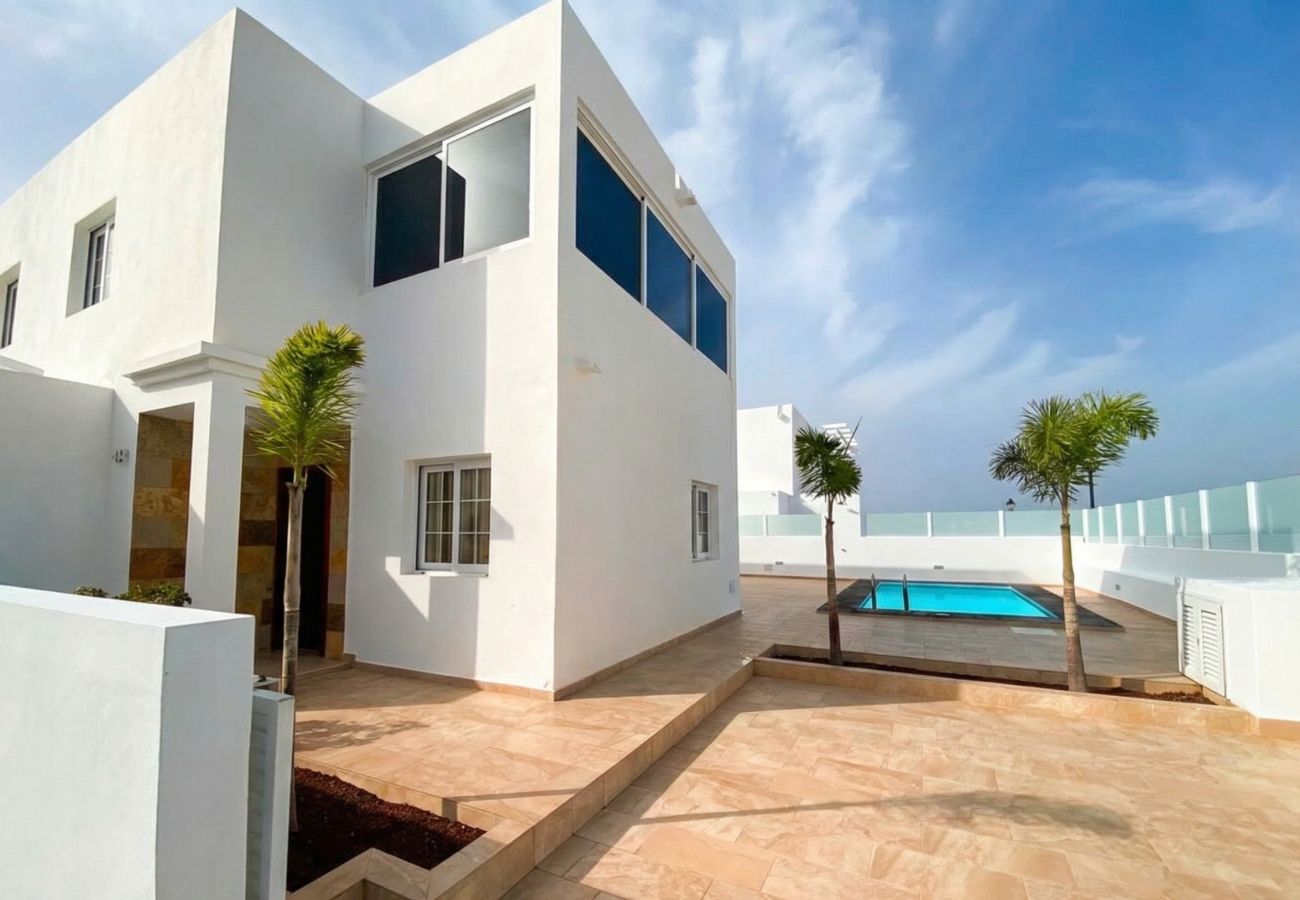 Fachada exterior y piscina privada de Villa Marina Lanzarote