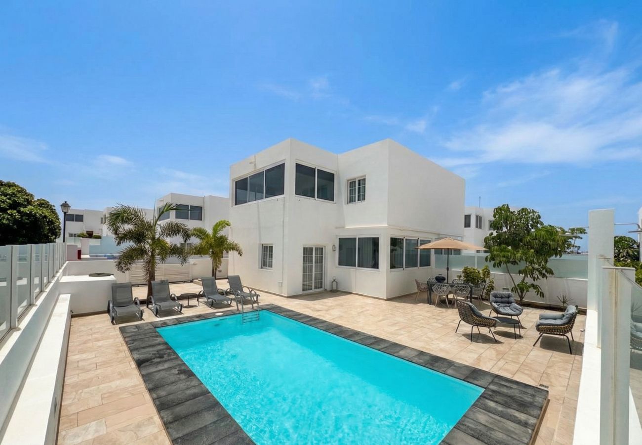 Tumbonas y piscina en la terraza de Villa Marina Lanzarote