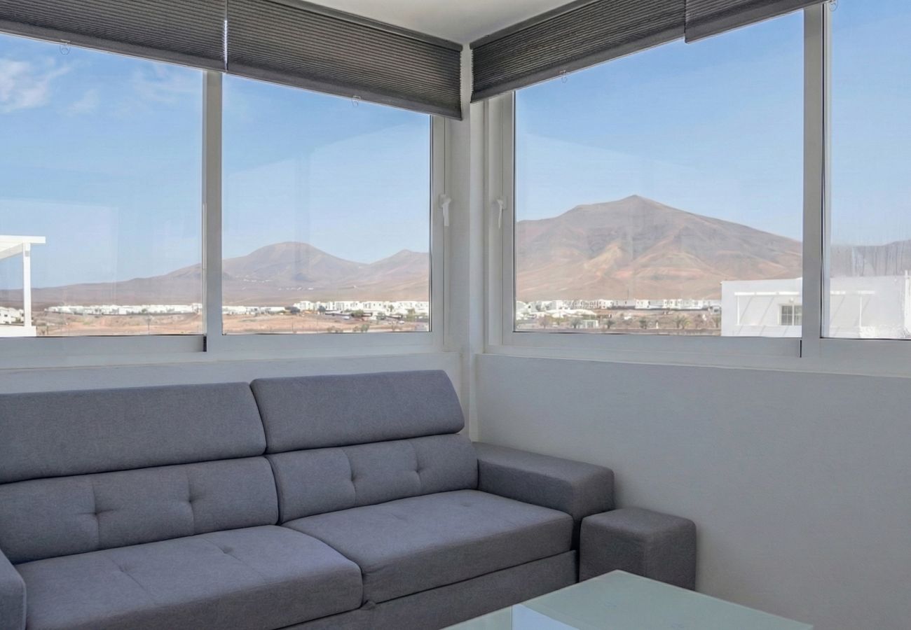 Salón con sofá chaise longue en Villa Marina Lanzarote