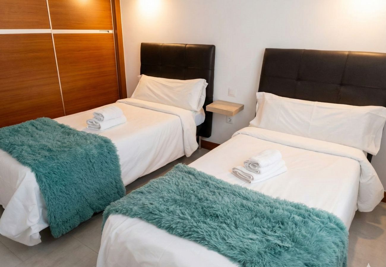 Dormitorio con dos camas individuales en Villa Marina