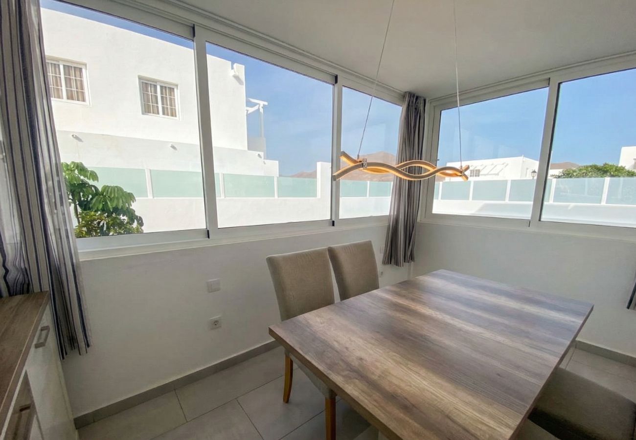 Comedor luminoso en terraza cerrada de Villa Marina