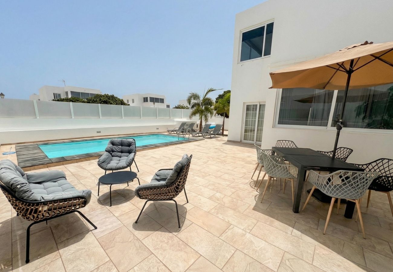 Mesa de comedor en la terraza soleada de Villa Marina Lanzarote