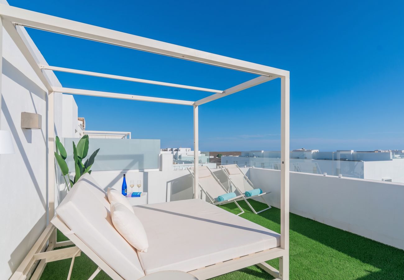 Cama balinesa blanca en la azotea de Villa Serena Luca