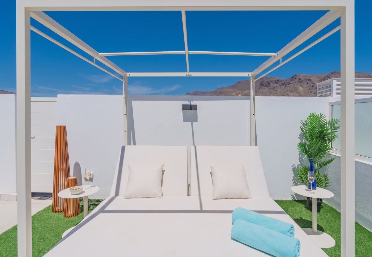 Cama balinesa blanca en el solárium de Villa Serena Blanca