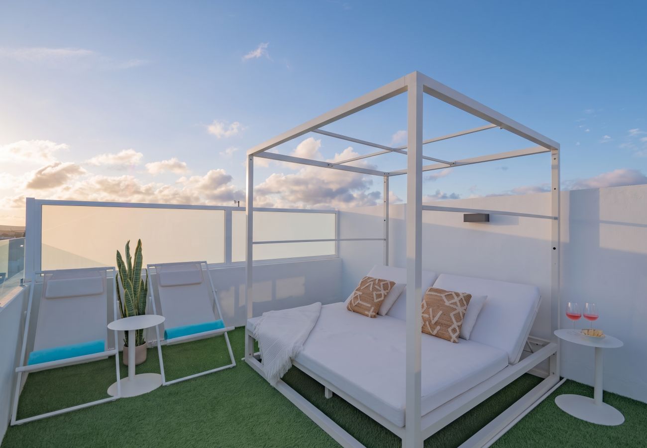 Cama balinesa blanca en el solárium de Villa Serena Yuli