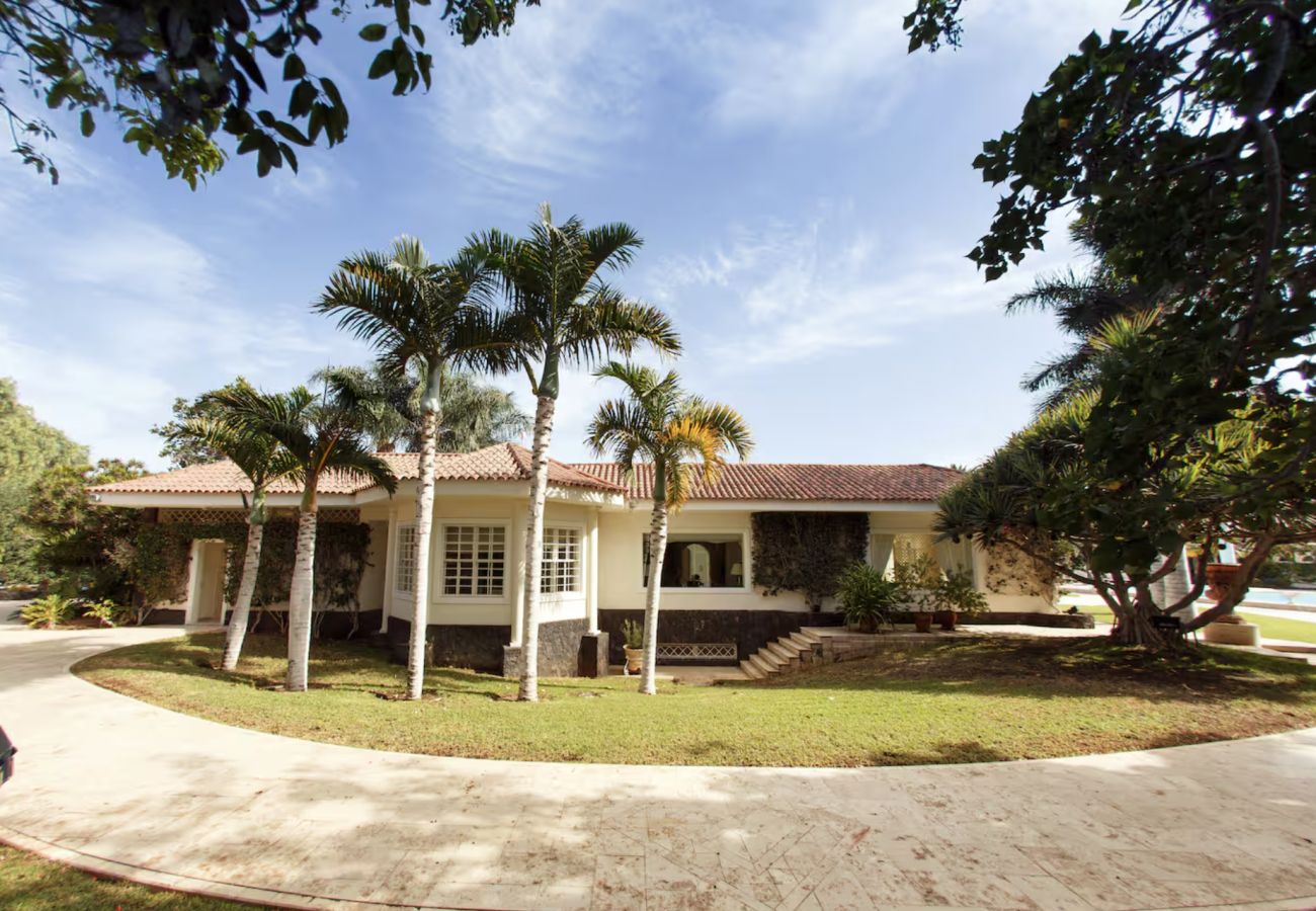 Villa in San Bartolomé de Tirajana - Sunset Luxe Retreat