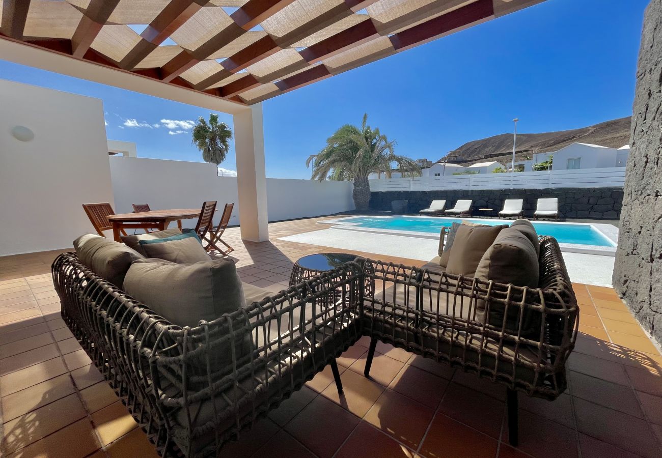 Villa with view to the Red Mountain volcano