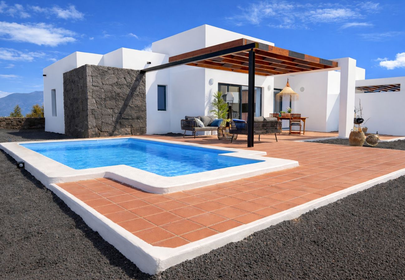 Modern villa with private heated pool in Playa Blanca