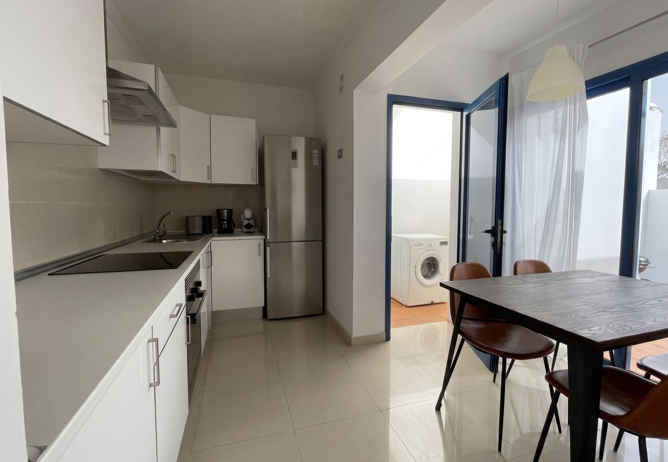 Fully equipped modern and independent white kitchen.