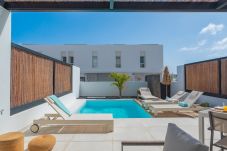 Tumbonas junto a la piscina en Villa Serena Zare