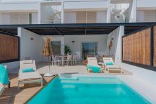 Hamacas con toallas turquesas listas para usar en piscina de Villa Serena Silgar